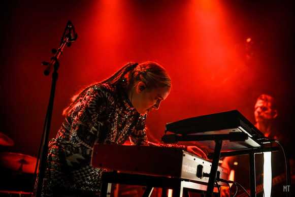 Lia Hide στα synths
