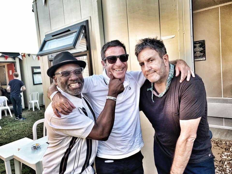 Ο Lynval Golding (αριστερά) με τον Barry Ashworth (κέντρο) και τον Terry Hall (δεξιά) το 2019.