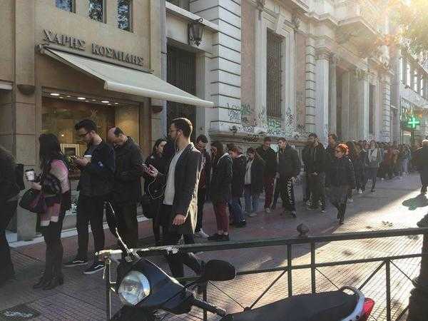 Πολύς κόσμος στην 1η μέρα της προπώλησης της συναυλίας των Arctic Monkeys!