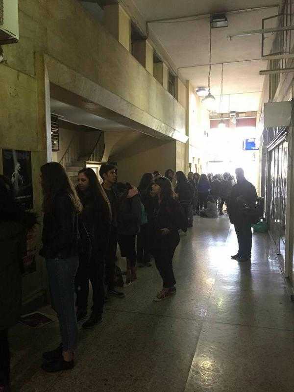 Πολύς κόσμος στην 1η μέρα της προπώλησης της συναυλίας των Arctic Monkeys!