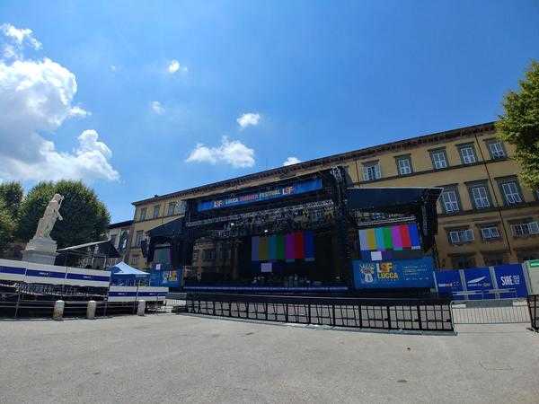 φεστιβάλ της Lucca στην Τοσκάνη της Ιταλίας που γίνεται στη Piazza Napoleone φεστιβάλ της Lucca στην Τοσκάνη της Ιταλίας που γίνεται στη Piazza Napoleone