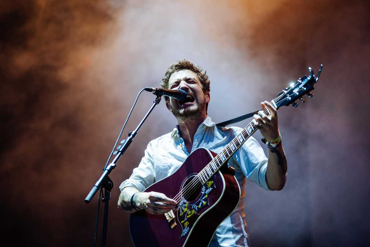 Ο Frank Turner στο Mix Grill: Ο νέος δίσκος, το φεστιβάλ και οι συναυλίες του στην Ελλάδα
